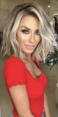 Platinum Blonde Hair Color, Blonde Hair Shades, Shoulder Length Hair Cuts, Blonde Hair With Highlights, Short Wavy Hair, Penteado Cabelo Curto, Brown Blonde Hair, Platinum Blonde Hair, Shoulder Length Hair