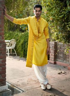 Shaadi Kurta For Men, Haldi Outfits Men, Yellow Kurta Men For Haldi, Men Haldi Outfit, Haldi Kurta For Men, Yellow Kurta Men, Haldi Ceremony Outfit For Men, Mens Traditional Wear