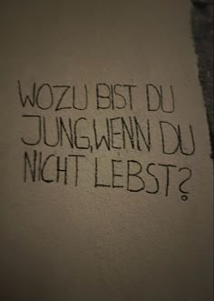 graffiti written on the side of a wall that says wozu bist dujunwenn du night leist?