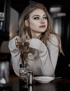 Imogen Poots, Pinup Art, Female Character Inspiration, Makeup Hacks, Zac Efron, Small Tattoo, Margot Robbie, Khloe Kardashian