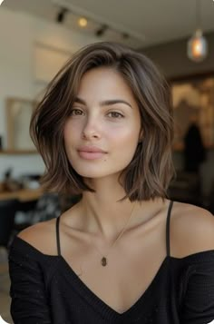 Lob Hair For Round Face, Bob Haircut For Fine Hair Brown, Mid Length Hair With Round Face, Bob Thick Hair Bangs, Haircut Lob Layered, Short Hair Family Photos, Mid Length Bob Thick Hair, Short Mid Length Haircut, Short Haircut Fine Hair Round Face