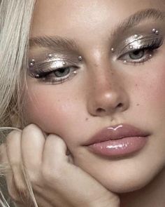 Pearl Eye Makeup Aesthetic, Halloween Makeup Princess, Pearl Girl Aesthetic, Pearly Makeup Look, Pearl Makeup Look, Bead Makeup, Pearl Makeup Looks, Pearl Eye Makeup, Mermaidcore Aesthetic