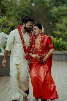 Here are Some BEST Couple Photography Ideas & Poses for South Indian Couples that you MUST need to capture for your wedding functions. #weddingbazaar#indianwedding #coupleweddingphotography #coupleweddingphotographyindian #coupleweddingphotographyposes #coupleweddingphotographyforeheadkisspicture #coupleweddingphotographyromantic #coupleweddingphotographyphotoposes #southindianweddingphotography #southindiancouplephotoshoot #southindiancouplephotoshoottraditional #southindiancouplephotoshootpose Indian Wedding Color Schemes, South Couple, Maharashtrian Couple, Saree Dhoti, Wedding Swag, Wedding Caricature, Friendship Images