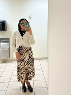 #workoutfitswomen #officewear #workfits #blackgirloutfits #businesscasual #corporategirly #skirtfashion #neutralfita Christian Outfits Modesty, Modest Business Casual, Casual Office Fashion, Christian Outfits, Student Outfit, Modest Church Outfits, Work Ootd