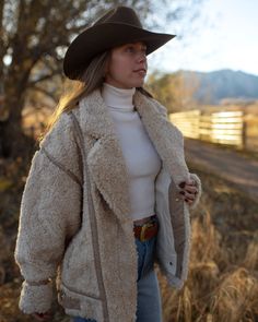 Winter Cowgirl Outfit, Winter Western Outfits, Mountain Fashion, Fall Attire, Sherpa Fabric, Cozy Coats