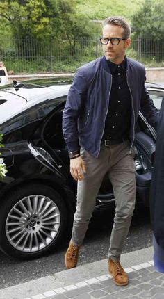 Smart Casual Style Man, Work Casual Men Outfits, Ryan Reynolds Smart Casual, Mens Style Smart Casual, Mens Current Fashion, Casual Dress Men Outfits, Ryan Reynolds Outfit Casual, Ryan Reynolds Wardrobe, Chinos Sneakers Men Outfit