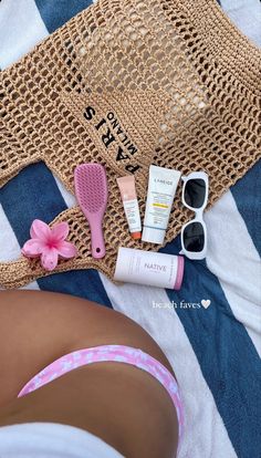 Sophie Vibes, Preppy Basics, Dubai Beach, Summer Picture Poses, Summer Life, Bag Essentials, Beach Essentials, Foto Ideas Instagram, Summer 24