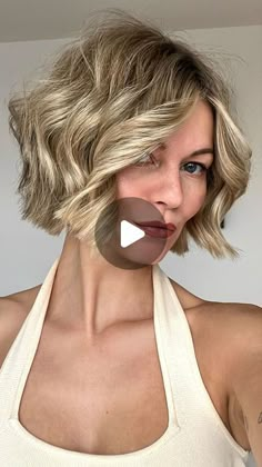 💫 𝙻𝚘𝚞𝚒𝚜𝚊 𝙼𝚊𝚣𝚣𝚞𝚛𝚊𝚗𝚊 💫🔮 on Instagram Style Short Bob How To, Short Tousled Hairstyles, Bobbed Wedding Hair, Pictures Of Back Of Short Hair Bobs, Styling A Bob Haircut Tutorial, Curtain Bangs On Bob Hair, Short Hair Wedding Guest Styles Bob, How To Style A Choppy Bob Tutorial, Hot Iron Curls Tutorials