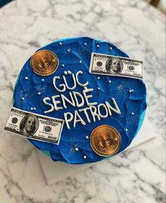 a cake with money and words on it that says guc sende patron