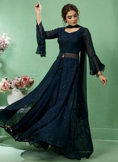 Farewell Dresses Pakistani, Partywear Dresses Indian, New Frock Design, Mummy Dress, Ladies Frock Design, Ladies Party Wear, Mendhi Outfit, Party Wear For Women, Ethnic Clothes