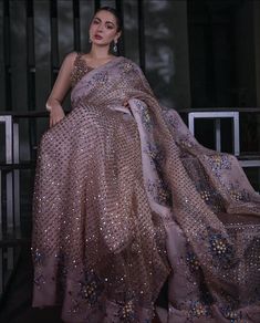 Hania In Saree, Hania Amir In Saree, Hania Amir Saree, Grey Sari, Casual Bridal Dress, Indian Bridesmaid Dresses, Simple Saree Designs, Indian Sari Dress, Hania Amir