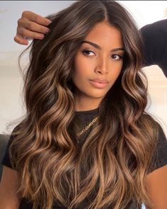 Melted caramel Highlights on Dark Brown Base Which Hair Colour, Honey Brown Hair, Brown Hair Inspo, Summer Balayage, Brunette Hair With Highlights, Chocolate Hair, Balayage Hair Dark, Caramel Hair, Honey Blonde Hair