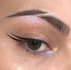 Easy Winged Eyeliner, Eyeshadow For Green Eyes, Winged Eyeliner Tutorial, Simple Eyeliner, Eyeliner Styles, Stage Makeup, Winged Liner, Eyeliner Looks, Eyeliner Tutorial