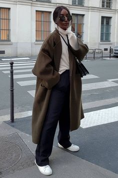 The 3 Coat Trends I'm Recommending to All My Friends Winter Italy Outfit, Oversized Coat Outfit, Berlin Fashion Street, Long Coat Outfit, Italy 2023, Coat Trends, Long Winter Coats, Looks Street Style, Work Style