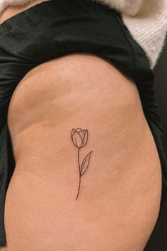 Tattoo Designs For Women Legs Ideas, Tatoos Woman Simple, Small Single Flower Tattoo, Prettiest Flower Tattoo, Tatoos Woman Flowers, Small Tattoo Ideas For Women Simple, Flower Small Tattoos, Simple Cute Tattoos For Women, Korean Tattoo Designs