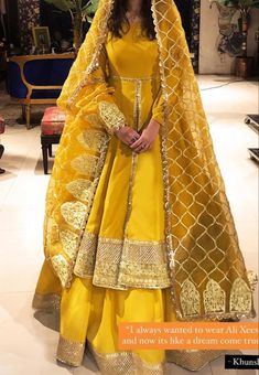 Yellow Dupatta For Haldi, Pakistani Mayun Dress, Mayun Dress Ideas, Mehendi Pakistani Outfit, Mayoun Dress Pakistan Yellow Simple, Manjha Ceremony Dresses, Manje Outfits, Pakistani Mayon Dresses, Yellow Gharara For Haldi