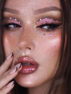 Multicolor Collar ABS Face Glitter & Gems Embellished Beauty Tools Editorial Make-up, Eye Makeup Glitter, Beauty Fotografie, Make Up Designs, Festival Make Up, Maquillage On Fleek