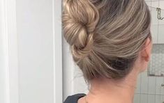 This is a guide to using u-shaped hair pins. Learn how to create different French pin hairstyles with this simple step-by-step hair tutorial. Messy Pony, Ponytail Hack, Braid Bun, Easy Updo, Hair Hack, Twist Ponytail