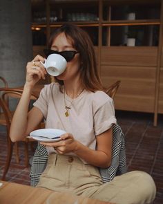 A l y a n n a Beige Hose, What To Wear In Paris, Outfit Designer, Parisian Summer, Chique Outfit, Chicago Fashion, French Girl Style, How To Pose