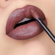 Huda Beauty Matte Lipstick, Wedding Lipstick, Huda Beauty Lip, Plum Lipstick, Huda Beauty Makeup, Lipstick Kit, Matte Lipsticks, Eye Makeup Designs, Cream Lipstick