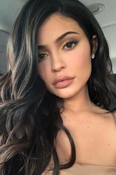 Personalized Initial Necklace - Kylie Jenner - "S" for Stormi #naturalmakeup Maquillage Kylie Jenner, Makeup Cantik, Look Kylie Jenner, Brunette Ombre, Looks Kylie Jenner, Glowing Radiant Skin, Makeup 101, Kim K Style, Jessie James