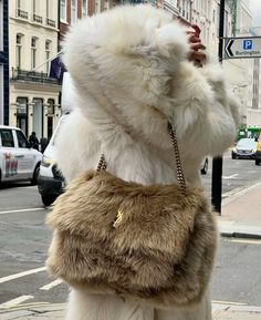 Fluffy Bag Outfit, Chubby Fashion, Fur Bag, Winter Fits, Autumn Fashion Casual, Winter Aesthetic, Doja Cat, Saint Laurent Bag, Wearing Clothes