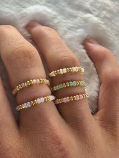 قلادات متدلية, Rings Pearl, Diy Beaded Rings, Golden Rings, Preppy Jewelry, Pearl Rings, Diy Bracelet Designs, Beads Bracelet Design, Jewelry Accessories Ideas