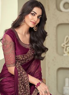 How to Wear a Modern Saree as a Bridesmaid? Chiffon Saree Party Wear, Pure Chiffon Sarees, Saree Floral, Saree Jewellery, Modern Saree, Designer Silk Sarees, Party Wear Saree, Red Chiffon, Pure Chiffon