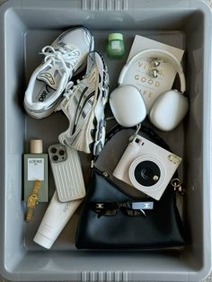 Travel Bag Aesthetic Airport, Travel Aesthetic Essentials, Airport Skin Care, Airport Tsa Bin Aesthetic, Airport Bin Aesthetic, Airport Essentials Aesthetic