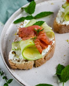 Seen how the warm weather is giving us no peace I opted for a fresh and light bruschetta with creamy cheese, smoked trout, courgette, lemon and mint. Perfect as an appetizer or a light lunch And you? Which side are you on? Lemon And Mint, Grilling Sides, Smoked Trout, Creamy Cheese, Light Lunch