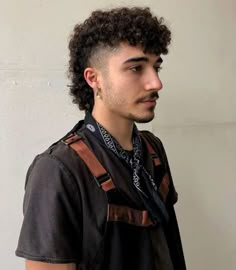 Undercut Curly Hair, Curly Hair Fade, Latina Hair, Monochrome Makeup Look, Men Haircut Curly Hair, Mullet Haircut, Curly Mullet, Haircuts For Curly Hair, Corte De Cabelo Masculino