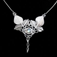 Elven Jewelry Silver, Elven Jewelry Necklaces, Elven Oc, Aesthetic Elf, Moth Dress, Elven Necklace, Fantasy Vibes, Elven Jewelry, Black Gold Jewelry