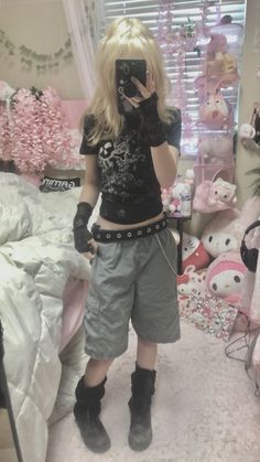 Emo Style Women, Emo Y2k Grunge Outfits, Emo Outfits With Shorts, Emo Jorts Outfit, Scene Punk Outfits, Emo Style Girl, Y2k Emo Fits, Alternative Drawing Ideas, Emo Core Outfits