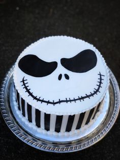 a cake decorated to look like the face of jack skellingy from the nightmare