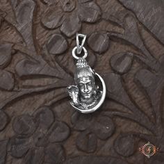 🎇This Shiva Pendant is a must-have for anyone who seeks healing and purification. Shiva is the divine character that is responsible to move all souls out of their suffering and towards their own healing and enlightenment..🎇 🎇By connecting to Shiva's energy one aligns with the highest vibrations, generating deep change and inner purification from the inside out. Shiva is also known as the Bhola Shankara, the divine gift-giver. It means unconditional support and love from the Divine to material Silver Spiritual Necklace For Rituals, Spiritual Silver Necklaces For Rituals, Silver Spiritual Jewelry For Rituals, Spiritual Silver Jewelry For Rituals, Spiritual White Gold Jewelry, Spiritual Silver Jewelry, Shiva Pendant, God Pendant, Radha Painting