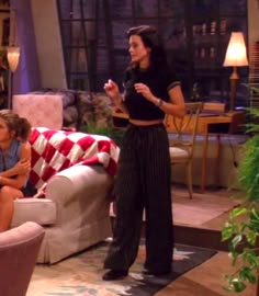 Rachel Style Friends 90s Outfit, Friends Show Outfits Monica, Monica Geller Fall Outfits, Monica Green Outfits, Friends Show Fashion, Classic Fashion Aesthetic, Monica Outfits 90s, Friends Fashion Monica, Monica Style Friends