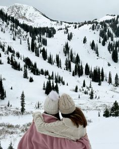 winter photoshoot, winter pic ideas, snow day, utah mountains, bestie pose idea Fun Snow Pictures, Snow Pictures Instagram Friends, Cute Winter Pictures For Instagram, Winter Pics With Friends, Couples Snow Pictures, Winter Best Friend Pictures, Norway Photoshoot, Winter Inspo Pics