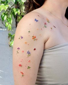 Colored Vine Tattoos For Women, Colorful Mini Tattoo, Childish Tattoos, Tiny Colorful Tattoos, Silly Tattoos, Vintage Floral Tattoos, Jean Embroidery, Tattoo Bunt, Micro Tattoos Cutesy Tattoos, Silly Tattoos, Jean Embroidery, Small Colorful Tattoos, Flower Of Life Tattoo, Tiny Flower Tattoos, Whimsical Tattoos, Tattoos Infinity, Tattoos Geometric