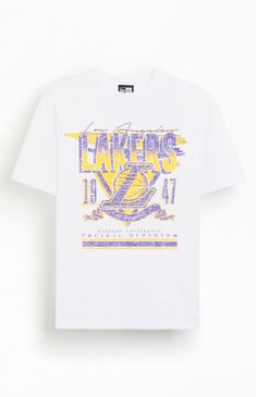 Show off your Lakers pride with the LA Lakers Sport Class T-Shirt from New Era. This tee offers short sleeves and a crew neckline for a classic fit, while the vintage-inspired Lakers graphic on the front pays homage to the team's storied history.Solid color teeShort sleevesCrew necklineLakers graphicStandard fit100% cottonMachine washable New Era Mens LA Lakers Sport Class T-Shirt - White size Medium