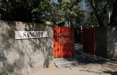 a sign on the side of a building that says sanggurt with an orange gate