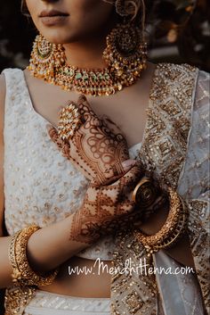 Bride Sangeet Poses, Sabyasachi Poses, Henna Party Photography, Mendhi Photoshoot Poses, Mehndi Portrait Bride, Bridal Mehndi Photoshoot, Bridal Pics Indian, Mehndi Photography Poses, Mehndi Bride Poses