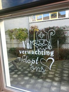 a window with the words vol verwaching kloptens written on it