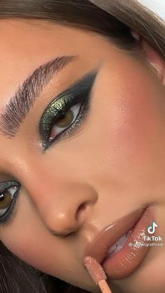 New Year's Makeup, Glittery Eyes, New Years Eve Makeup, Makijaż Smokey Eye, Dope Makeup, Edgy Makeup, Makeup Eye Looks, Dark Makeup, Creative Makeup Looks