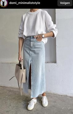 Long Denim Skirt Outfit Autumn, Denim Midi Skirt Winter Outfit, Denim Maxi Skirt Outfit Fall 2023, Long Denim Skirt Fall Outfit, Outfit Medium Size Women, Long Denim Skirt Outfit Spring, Long Skirt Denim Outfit, Mid Length Denim Skirt Outfit, Denim Midi Skirt Outfit Fall