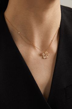 David Morris' 'Miss Daisy' necklace is looped with the namesake flower that's believed to reflect new beginnings. It's crafted from 18-karat rose gold and glitters with rose and pear-cut diamonds - each petal is tipped with micro-set pavé stones. It's a daisy chain that will stand the test of time. Rose Gold Pendant Set, Gold Flower Necklace, David Morris, Rose Gold Diamond Necklace, Cute Promise Rings, Rose Gold Jewellery, Rose Pendant Necklace, Indian Accessories, Rose Diamond