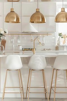 Elegant White and Gold Kitchen Design Inspirations White And Wood Kitchen Gold Hardware, White Gold Marble Kitchen, White And Gold Kitchen Decor Ideas, White And Gold Interior Design, Cream And Gold Kitchen, White Kitchen Gold Hardware, Black White Gold Kitchen, Gold White Interior