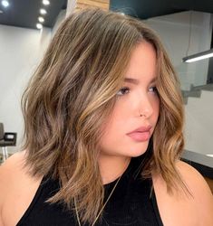 Shag Lob Haircut, Lob Round Face, Short Hair On Chubby Face, Bob Cut For Chubby Face, Hairstyles For Round Faces Plus Size, Plus Size Haircut Double Chin, Cabelo Plus Size, Chubby Face Haircuts Double Chin, Inverted Lob