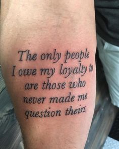 a man with a tattoo on his leg that says the only people i love my lovablely to are those who never made me question