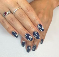 Would you imagine that dark navy could be a great color for summer nails? Maybe no but just look at how cool it looks on a white daisy nail art. White Daisy Nail Art