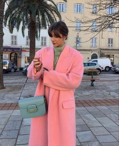 Ss24 Outfits, Pink Blouse Outfit, Pink Coat Outfit, Style Feminine, Chic Winter Outfits, Skandinavian Fashion, Middle Age Fashion, Long Coats, Long Coat Women